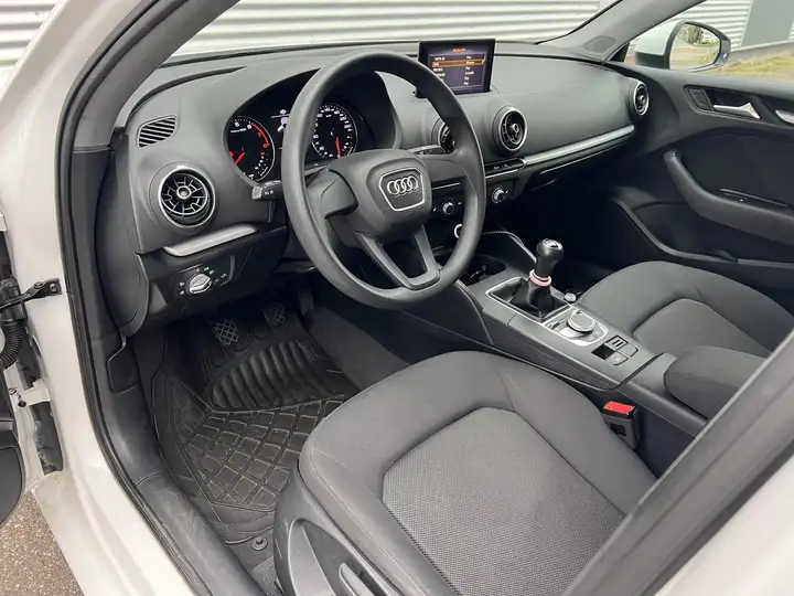Audi A3 SEDAN 1.0TFSI LMV NAVI Black/white